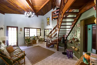 Casa - Térrea com piscina com 3 dormitórios (sendo 1 suite(s)) a 900,00 metros praia.