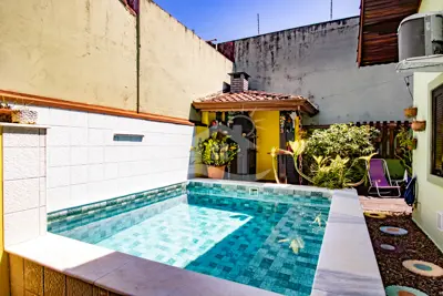 Casa - Térrea com piscina com 3 dormitórios (sendo 1 suite(s)) a 900,00 metros praia.