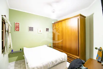 Casa - Térrea com piscina com 3 dormitórios (sendo 1 suite(s)) a 900,00 metros praia.