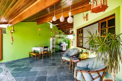 Casa - Térrea com piscina com 3 dormitórios (sendo 1 suite(s)) a 900,00 metros praia.