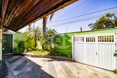 Casa - Térrea com piscina com 3 dormitórios (sendo 1 suite(s)) a 900,00 metros praia.