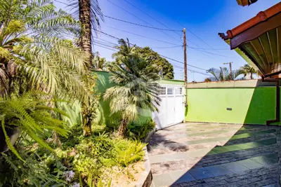 Casa - Térrea com piscina com 3 dormitórios (sendo 1 suite(s)) a 900,00 metros praia.
