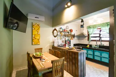 Casa - Térrea com piscina com 3 dormitórios (sendo 1 suite(s)) a 900,00 metros praia.