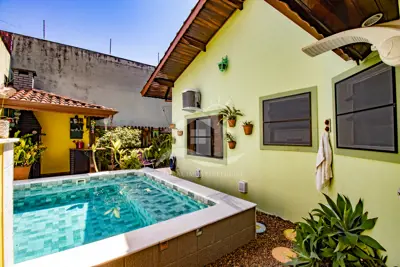 Casa - Térrea com piscina com 3 dormitórios (sendo 1 suite(s)) a 900,00 metros praia.