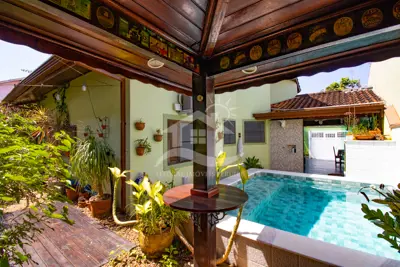 Casa - Térrea com piscina com 3 dormitórios (sendo 1 suite(s)) a 900,00 metros praia.