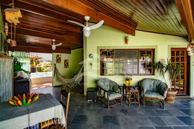 Casa - Térrea com piscina com 3 dormitórios (sendo 1 suite(s)) a 900,00 metros praia.