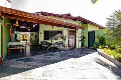 Casa - Térrea com piscina com 3 dormitórios (sendo 1 suite(s)) a 900,00 metros praia.