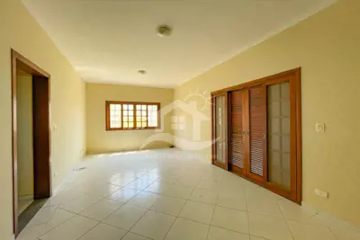 Casa - Sobrado Triplex com 4 dormitórios (sendo 1 suite(s)) a 200,00 metros praia.