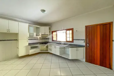 Casa - Sobrado Triplex com 4 dormitórios (sendo 1 suite(s)) a 200,00 metros praia.