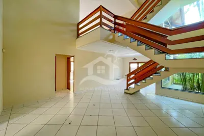 Casa - Sobrado Triplex com 4 dormitórios (sendo 1 suite(s)) a 200,00 metros praia.