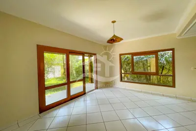 Casa - Sobrado Triplex com 4 dormitórios (sendo 1 suite(s)) a 200,00 metros praia.