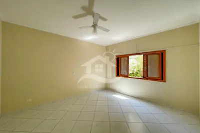 Casa - Sobrado Triplex com 4 dormitórios (sendo 1 suite(s)) a 200,00 metros praia.