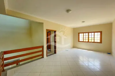 Casa - Sobrado Triplex com 4 dormitórios (sendo 1 suite(s)) a 200,00 metros praia.