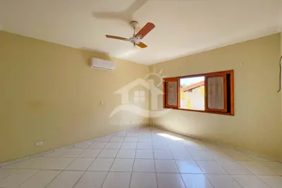 Casa - Sobrado Triplex com 4 dormitórios (sendo 1 suite(s)) a 200,00 metros praia.