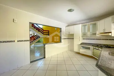 Casa - Sobrado Triplex com 4 dormitórios (sendo 1 suite(s)) a 200,00 metros praia.