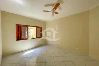 Casa - Sobrado Triplex com 4 dormitórios (sendo 1 suite(s)) a 200,00 metros praia.