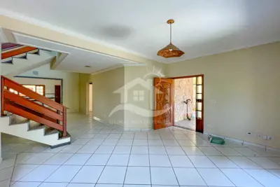 Casa - Sobrado Triplex com 4 dormitórios (sendo 1 suite(s)) a 200,00 metros praia.