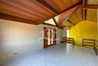 Casa - Sobrado Triplex com 4 dormitórios (sendo 1 suite(s)) a 200,00 metros praia.