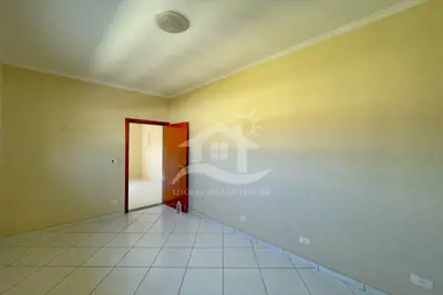 Casa - Sobrado Triplex com 4 dormitórios (sendo 1 suite(s)) a 200,00 metros praia.