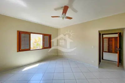 Casa - Sobrado Triplex com 4 dormitórios (sendo 1 suite(s)) a 200,00 metros praia.