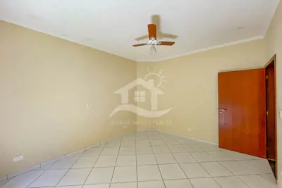 Casa - Sobrado Triplex com 4 dormitórios (sendo 1 suite(s)) a 200,00 metros praia.