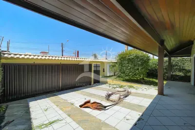 Casa - Sobrado Triplex com 4 dormitórios (sendo 1 suite(s)) a 200,00 metros praia.