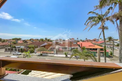 Casa - Sobrado Triplex com 4 dormitórios (sendo 1 suite(s)) a 200,00 metros praia.