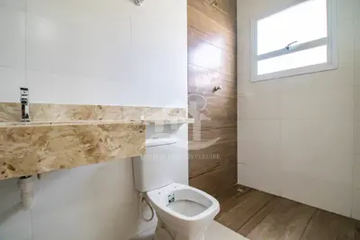 Casa - Térrea com 3 dormitórios (sendo 1 suite(s)) a 800,00 metros praia.