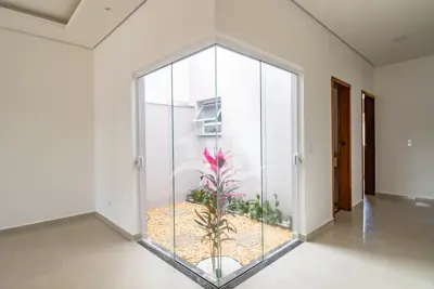 Casa - Térrea com 3 dormitórios (sendo 1 suite(s)) a 800,00 metros praia.