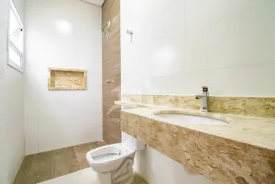 Casa - Térrea com 3 dormitórios (sendo 1 suite(s)) a 800,00 metros praia.