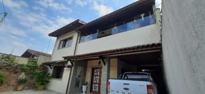 Casa - Sobrado com 4 dormitórios (sendo 1 suite(s)) a 800,00 metros praia.