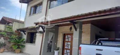 Casa - Sobrado com 4 dormitórios (sendo 1 suite(s)) a 800,00 metros praia.