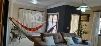 Casa - Sobrado com 4 dormitórios (sendo 1 suite(s)) a 800,00 metros praia.