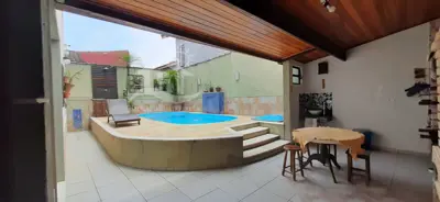 Casa - Sobrado com 4 dormitórios (sendo 1 suite(s)) a 800,00 metros praia.