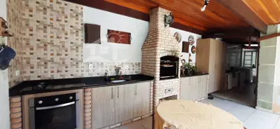 Casa - Sobrado com 4 dormitórios (sendo 1 suite(s)) a 800,00 metros praia.