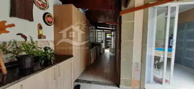 Casa - Sobrado com 4 dormitórios (sendo 1 suite(s)) a 800,00 metros praia.