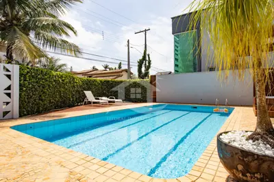 Casa - Sobrado com 5 dormitórios (sendo 5 suite(s)) a 600,00 metros praia.