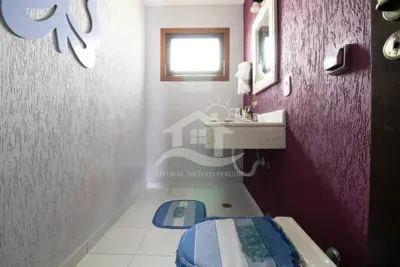 Casa - Sobrado com 5 dormitórios (sendo 5 suite(s)) a 600,00 metros praia.