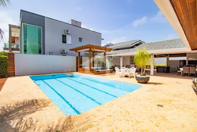 Casa - Sobrado com 5 dormitórios (sendo 5 suite(s)) a 600,00 metros praia.