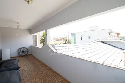 Casa - Sobrado com 5 dormitórios (sendo 5 suite(s)) a 600,00 metros praia.