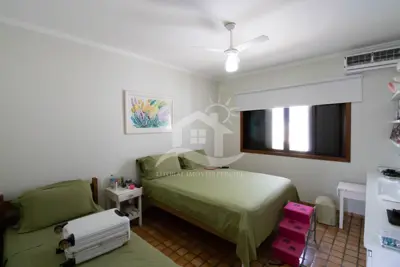 Casa - Sobrado com 5 dormitórios (sendo 5 suite(s)) a 600,00 metros praia.