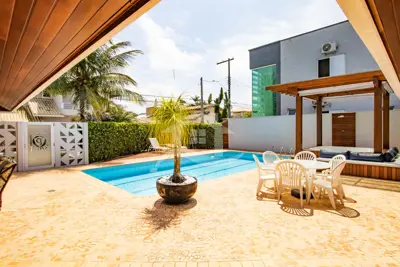 Casa - Sobrado com 5 dormitórios (sendo 5 suite(s)) a 600,00 metros praia.