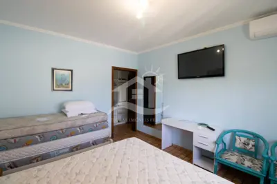 Casa - Sobrado com 5 dormitórios (sendo 5 suite(s)) a 600,00 metros praia.