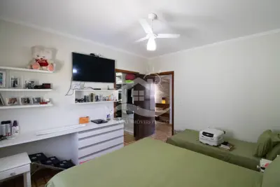 Casa - Sobrado com 5 dormitórios (sendo 5 suite(s)) a 600,00 metros praia.