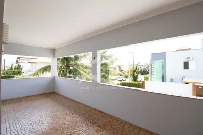 Casa - Sobrado com 5 dormitórios (sendo 5 suite(s)) a 600,00 metros praia.