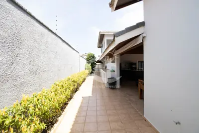 Casa - Sobrado com 5 dormitórios (sendo 5 suite(s)) a 600,00 metros praia.