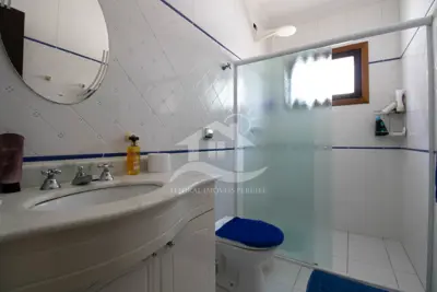 Casa - Sobrado com 5 dormitórios (sendo 5 suite(s)) a 600,00 metros praia.