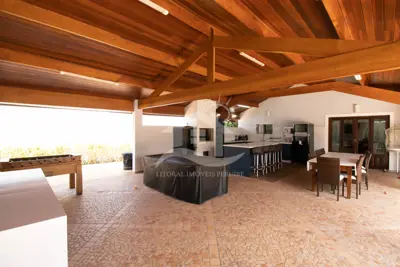 Casa - Sobrado com 5 dormitórios (sendo 5 suite(s)) a 600,00 metros praia.