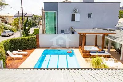 Casa - Sobrado com 5 dormitórios (sendo 5 suite(s)) a 600,00 metros praia.
