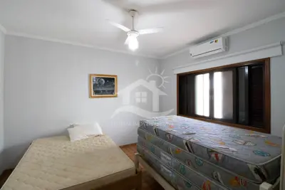 Casa - Sobrado com 5 dormitórios (sendo 5 suite(s)) a 600,00 metros praia.